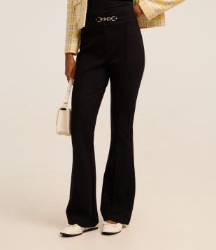 Calça Flare em Ponto Roma com Detalhe em Metal no Cós Preto