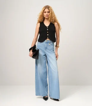 Calça Pantalona em Jeans com Cintura Alta e Detalhe Charm Azul