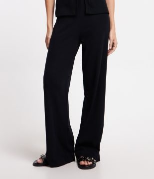 Calça Pantalona em Ribana com Textura Canelada e Cós Elástico Preto