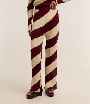 Calça Reta Canelada Cintura Média em Tricô com Listras em Espiral Marrom-Off White