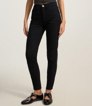 Calça Skinny Básica em Sarja com Cintura Média e Bolsos Preto