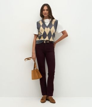 Calça Slim Cintura Média em Jeans com Elastano e Fenda Bordô