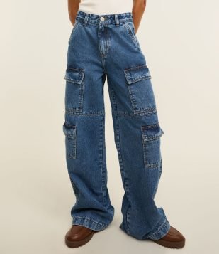 Calça Wide Leg em Jeans com Bolso Cargo Azul Escuro