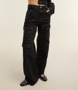 Calça Wide Leg em Jeans com Bolso Cargo Preto 2
