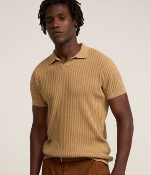 Camisa Polo com Textura Canelada e Gola em V Amarelo
