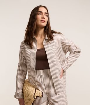 Camisa em Jeans Listrada com Cava Deslocada Marrom