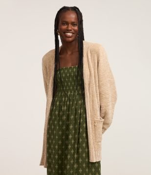 Cardigan Alongado em Chenille Canelado com Bolsos Frontais Bege