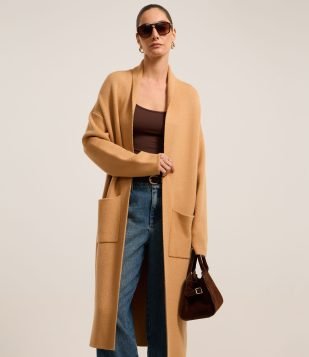 Cardigan Alongado em Tricô com Cava Deslocada e Bolsos Bege