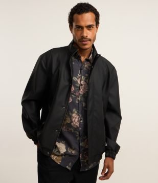 Jaqueta Bomber em Material Sintético com Gola Alta Preto