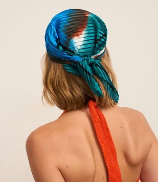 Lenço Quadrado em Cetim Plissado com Estampa Abstrata Verde