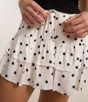 Mini Short Saia em Chalis Estampa Poá com Babados Branco
