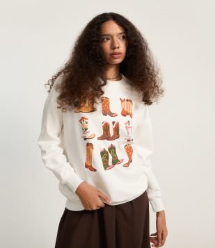 Moletom Over com Forro Fleece e Estampa Botinhas Cowgirls Branco