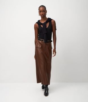 Saia Evasê Midi em PU com Passantes e Lapelas Frontais Marrom