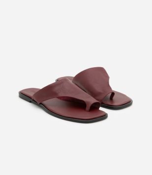 Sandália Rasteirinha Mule em Couro com Cabedal Largo Bordô