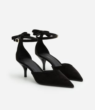 Sapato Scarpin com Bico Fino e Lacinho na Tira de Fechamento Preto