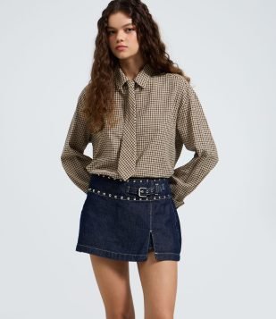 Short Saia em Jeans com Tachas e Cintura Baixa Azul Escuro