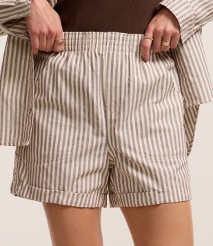 Short em Sarja com Listras em Fio Tinto e Barra Dobrada Marrom