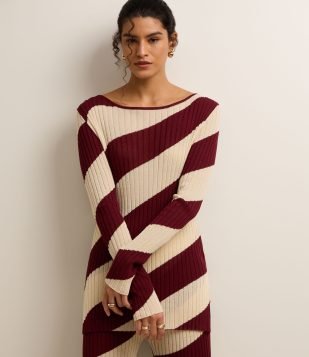 Suéter Slim em Tricô com Decote Canoa e Listras Espiral Marrom-Off White