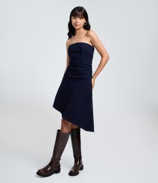Vestido Curto em Jeans com Decote Tomara que Caia e Barra Assimétrica Azul Marinho