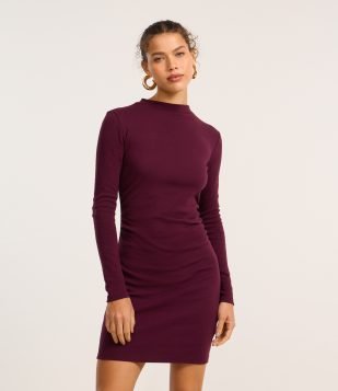 Vestido Curto em Suedine com Gola Alta Vinho