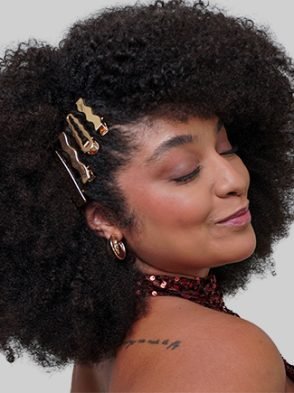 Joicy Eleiny traz ideias de penteados fáceis para cabelo crespo