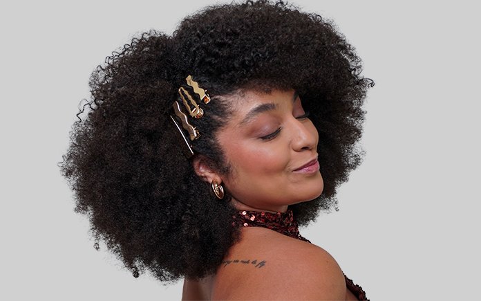 Joicy Eleiny traz ideias de penteados fáceis para cabelo crespo