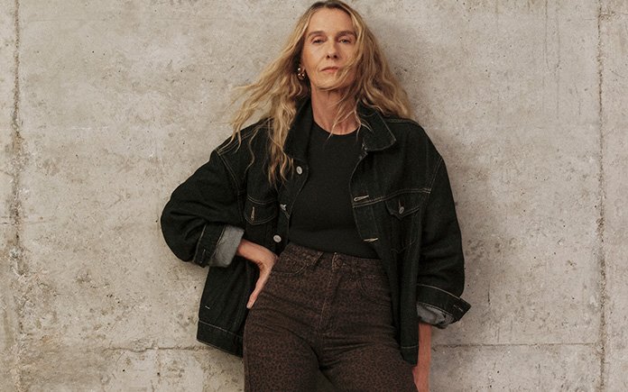 Raw denim: tudo sobre o jeans escuro do momento