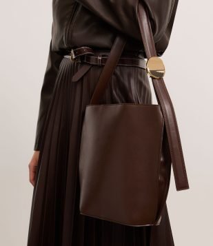Bolsa Bucket Média com Detalhe na Alça Marrom