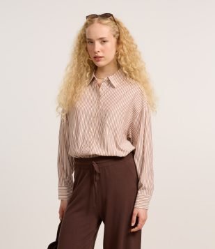 Camisa Alongada em Tricoline Listrada e Punho Largo Marrom Claro