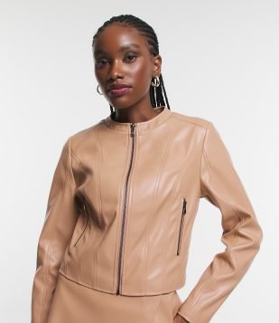 Jaqueta Básica em Pu com Zíper Tratorado Bege