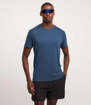 Camiseta Esportiva em Tecnologia Dry com Etiqueta na Barra Azul Escuro