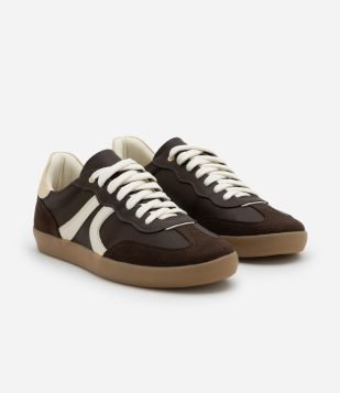 Tênis Estilo Chuteira em PU com Detalhes nas Laterais Marrom