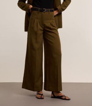 Calça Wide Leg em Alfaiataria com Pregas e Cinto Verde