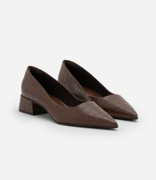 Sapato Scarpin com Textura Croco e Salto Bloco Marrom