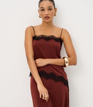 Blusa de Alça em Ribana com Detalhes de Renda Marrom