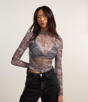 Blusa em Tule Camuflado com Golinha Alta Cinza