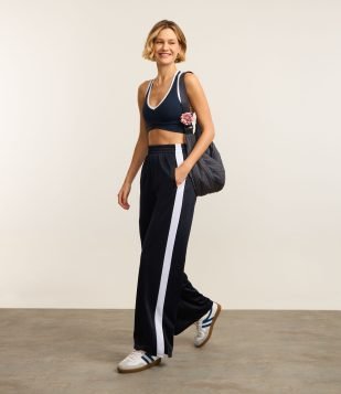 Calça Reta Esportiva em Helanca com Listras e Fenda Lateral Azul