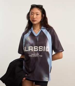 Camiseta Oversized em Algodão Esportiva com Gola Polo e Lettering Classic Cinza-Azul