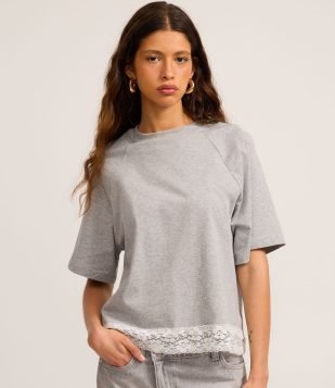Camiseta em Algodão com Manga Raglan e Barra Rendada Cinza Mescla