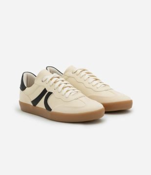 Tênis Estilo Chuteira em PU com Detalhes nas Laterais Preto-Bege