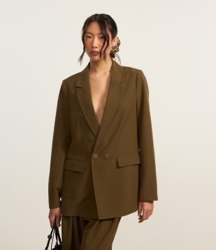 Blazer Oversized em Alfaiataria com Dois Botões Marrom