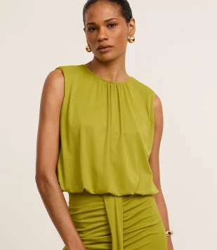 Blusa em Poliamida com Ombreira e Franzido Verde