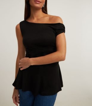 Blusa em Ribana com Ombro Assimétrico e Barra Peplum Preto