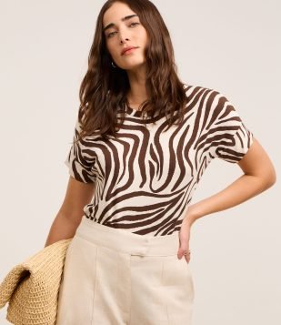Blusa em Viscose Manga Curta com Estampa de Zebra Marrom-Branco