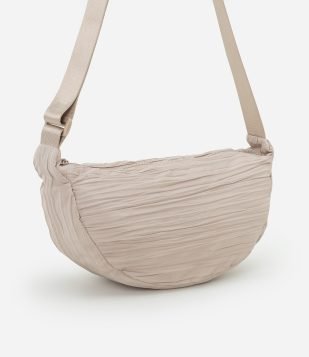 Bolsa Média com Textura Drapeada e Formato Meia Lua Bege