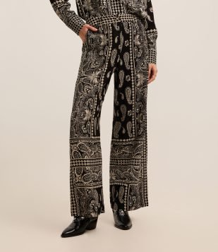 Calça Boho Pantalona em Viscolinho com Estampa Paisley Preto