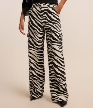 Calça Wide em Sarja com Estampa Animal Print de Zebra e Bolso Cargo Preto-Branco