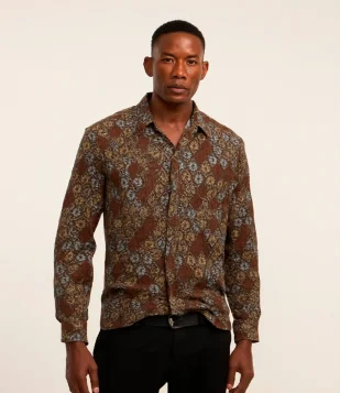 Camisa em Veludo com Estampa Geométrica e Bolso Marrom