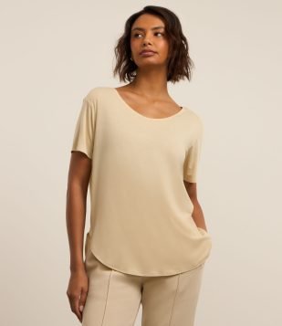 Camiseta Oversized Esportiva em Microfibra com Barra Arredondada Bege
