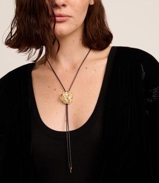 Colar em Cordão Encerado com Pingente de Rosa e Ponteira de Metal Dourado-Preto